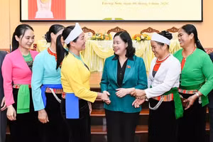 越共中央政治局委员、中央书记处书记、越南祖国阵线中央委员会主席裴氏明怀在富寿省会见选民。