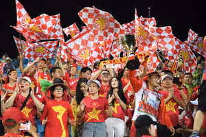 美亭看台一片火红，越南球迷为球队加油助威。