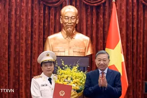 越共中央总书记、国家主席、人民武装力量统帅、国防与安全委员会主席苏林向越共中央委员、中央公安党委常务委员会委员、公安部副部长邓鸿德授予晋升上将军衔决定。（图片来源：越通社）
