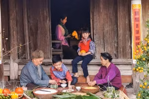 资料图：全家人聚在一起包粽子迎新春。（图片来源：越通社）