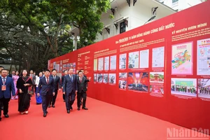 苏林总书记以及党和国家领导人参观《人民报》75周年与国家并肩前行的成就展。（维灵 摄）