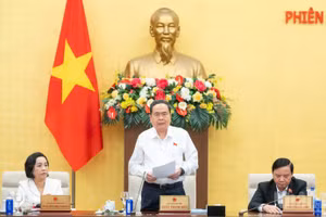 越南国会主席陈青敏在会上致辞。（维灵 摄）