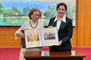 胡志明主席遗迹区代表接收由原公安部管理局副局长黎芳一家赠送的珍贵纪实照片。