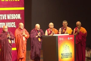 会议开幕前，僧侣诵经祈福。（图片来源：越通社）