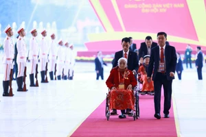 越南英雄母亲前来出席越共十四大开幕式。