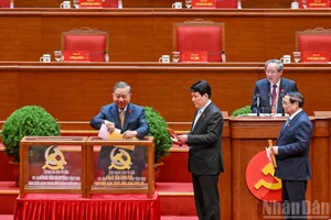 越共中央总书记苏林与党和国家领导人投票选举越南共产党第十四届中央委员会正式委员和候补委员。