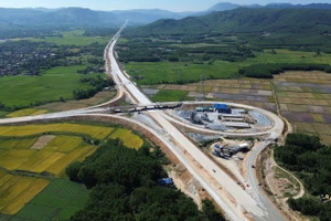 发展交通基础设施推动经济增长。