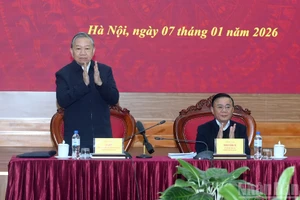 苏林总书记主持会议。