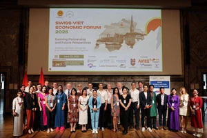 瑞秋·阮·伊森施密德女士（身着粉色奥黛）参加瑞士—越南经济论坛一项活动。（图片来源：越通社）