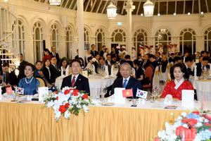 越共中央总书记、国家主席苏林及夫人吴芳璃与韩国总统李在明及夫人金惠景参加欢迎晚宴。