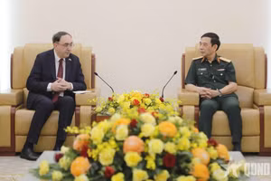 潘文江大将会见亚美尼亚驻越南大使苏伦·巴格达萨良。（图片来源：越南人民军报网）