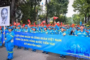 全国1000多名优秀工会会员和劳动者聚集在集合地点——河内市南门坊陈仁宗街统一公园门口，准备参加由越南劳动总联合会举行的国际劳动节140周年庆祝游行活动。