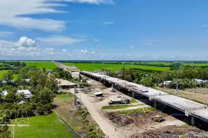 经过数月建设，途经安江省朱笃市的朱笃-芹苴-朔庄高速公路正在逐步成形。（图片来源：越通社）