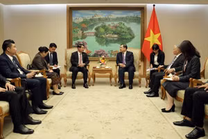 政府常务副总理范家足会见老挝万象市委书记、市人民议会主席阿沙庞通。（图片来源：政府网）