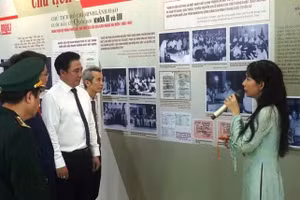 各位代表参观“江山盛会——信任与责任的选票”展览会。