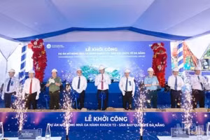 各位代表出席岘港国际机场旅客航站楼（T2航站楼）扩建项目开工仪式。