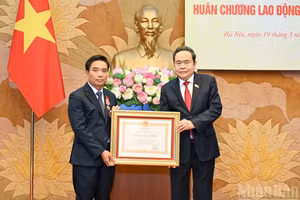 国会主席陈青敏代表党和国家领导人，向国会副主席阮尹英授予一等劳动勋章。