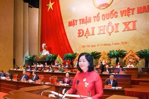 越南祖国阵线中央委员会主席裴氏明怀致开幕词。（图片来源：vtv.vn）