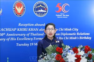 泰国驻越南大使乌拉瓦迪·斯里披罗姆亚在仪式上发表讲话。（图片来源：越通社）