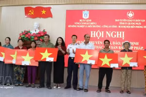 组委会向沙黄坊党委和人民委员会赠送纪念品及200面越南国旗。（图片来源：越通社）
