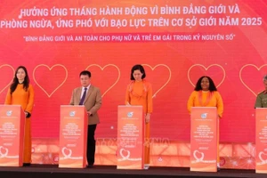 与会代表举行仪式，承诺携手促进数字时代的性别平等。（图片来源：越通社）