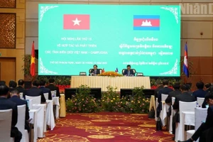 越南与柬埔寨第13届边境省份合作与发展会议在首都金边举行。