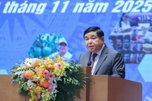 政府副总理阮志勇在论坛上致辞。