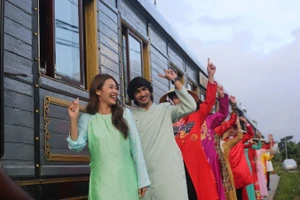 《万里爱上你》电影讲述印度富豪世家少爷马纳夫（Manav）与充满激情和个性的越南年轻艺术家阿玲（Linh）之间的爱情故事。