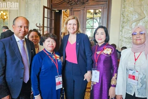 越南国会副主席阮氏青会见法国国民议会议长娅埃尔·布朗·皮韦。