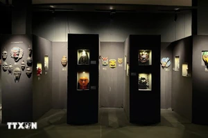 展览上展示的面具。（图片来源：越通社）