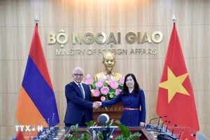 越南外交部副部长黎氏秋姮与亚美尼亚外交部副部长姆纳察坎·萨法良共同主持越南—亚美尼亚政治磋商。（图片来源：越通社）