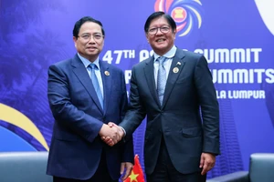 越南政府总理范明正会见菲律宾总统费迪南德·罗慕尔德兹·马科斯。（图片来源：VGP）