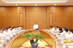 越共中央政治局委员、中央书记处常务书记陈锦秀10月16日主持的一场会议。