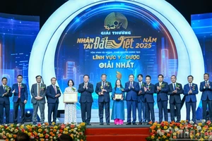 国会主席陈青敏和越共中央宣教与民运部部长阮重义向获奖作者团队颁发奖状。（维灵 摄）