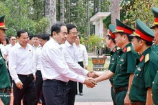 越南国会主席陈青敏赴第9师开展走访慰问和工作调研。