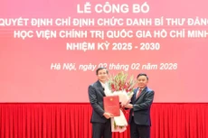 越共中央书记处常务书记陈锦秀授予任命胡志明国家政治学院党委书记的决定【组图】