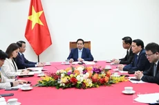 越南政府总理范明正与阿拉伯联合酋长国总统通电话。