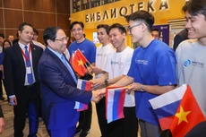 越南政府总理范明正与俄罗斯国家研究型技术大学学生。