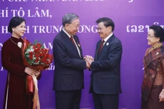 越共中央总书记苏林荣获老挝国家金质勋章。（图片来源：越通社）