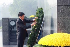 老挝人民革命党中央委员会总书记、国家主席通伦·西苏里瞻仰胡志明主席陵。（图片来源：越通社）