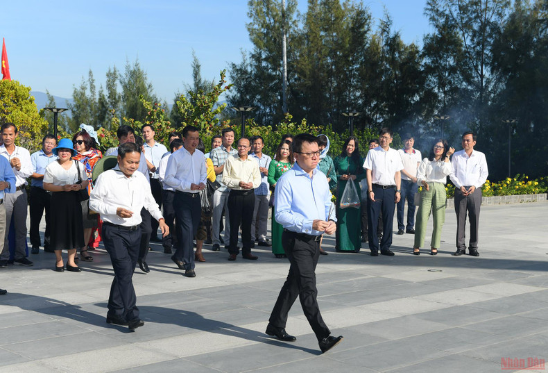 《人民报》社代表团敬香缅怀鬼鹿角礁战士（组图） ảnh 2