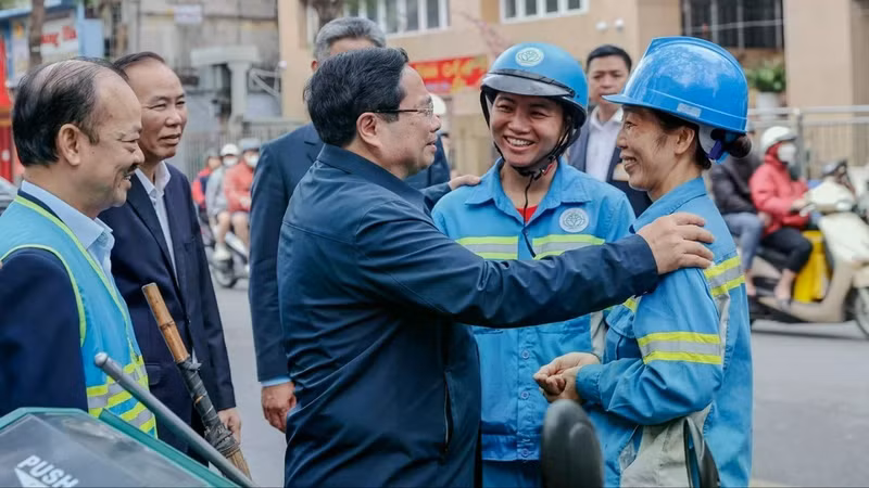 政府总理范明正春节前夕走访慰问首都河内环卫工人。（图片来源：VGP）