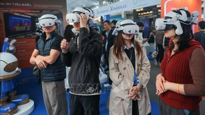 在还剑湖步行街举办的2025年越南国家创新创业节上，当地居民和游客体验了虚拟现实技术。（图片来源：越通社）