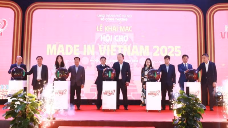 12月12日晚，河内工贸局在河内和平公园举行 2025年“越南制造”展会开幕式。