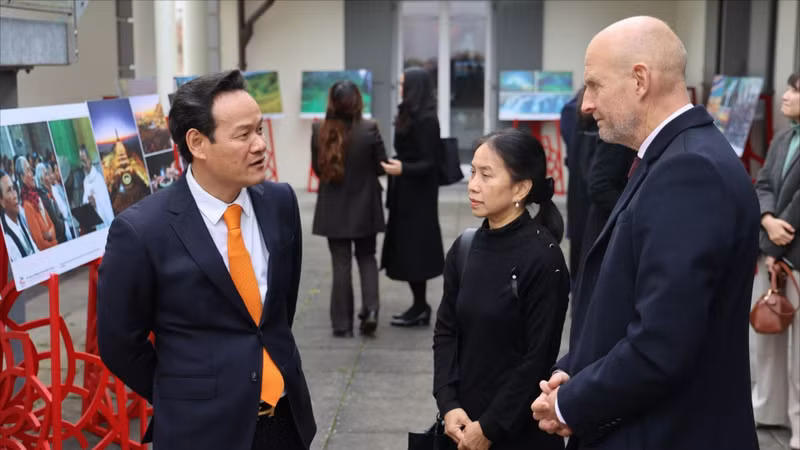 越南常驻联合国、世界贸易组织及在日内瓦其他国际组织代表团举办了主题为"越南——一个充满活力与抱负的国家"的图片展。（图片来源：越通社）