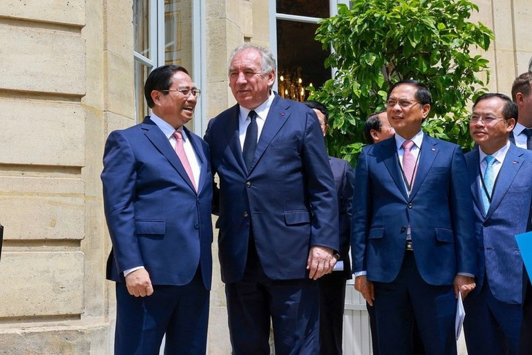 法国总理弗朗索瓦·贝鲁向越南政府总理范明正介绍马提尼翁府。（图片来源：VGP）