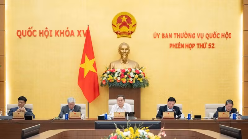 国会主席陈青敏在国会常务委员会第53次会议上发表讲话。