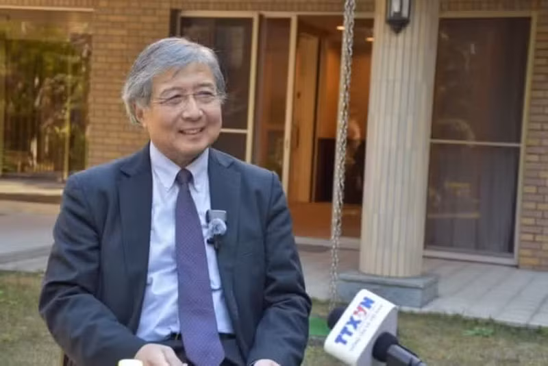 东京大学城市经济与资源研究中心高级研究员、亚洲开发银行研究所研究员西泽利郎接受越通社记者采访。（图片来源：越通社）