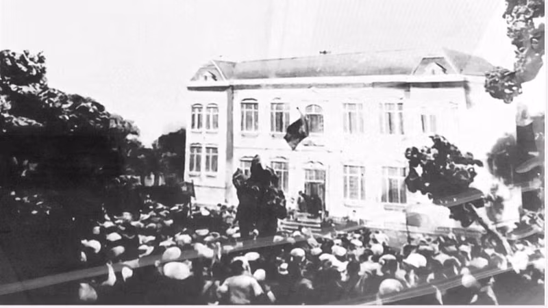 1945年8月，人民参加了夺取荣市政权的起义。（资料图：baonghean.vn）