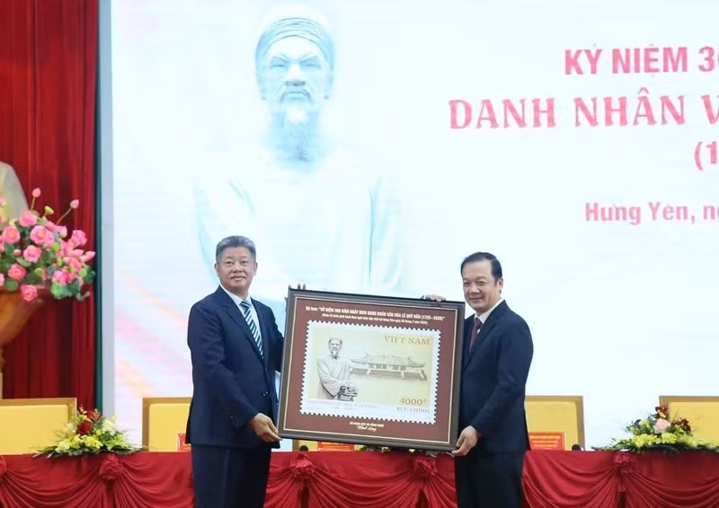 科学技术部代表向兴安省领导赠送“纪念文化名人黎贵惇诞辰300周年（1726-2026）” 特殊邮票。（图片来源：danviet.vn）